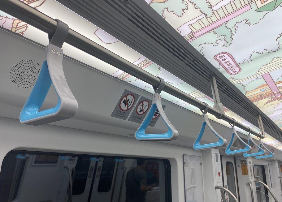 车厢客室内部的设计融入了更多的厦门城市和海洋世界的元素,如风帆