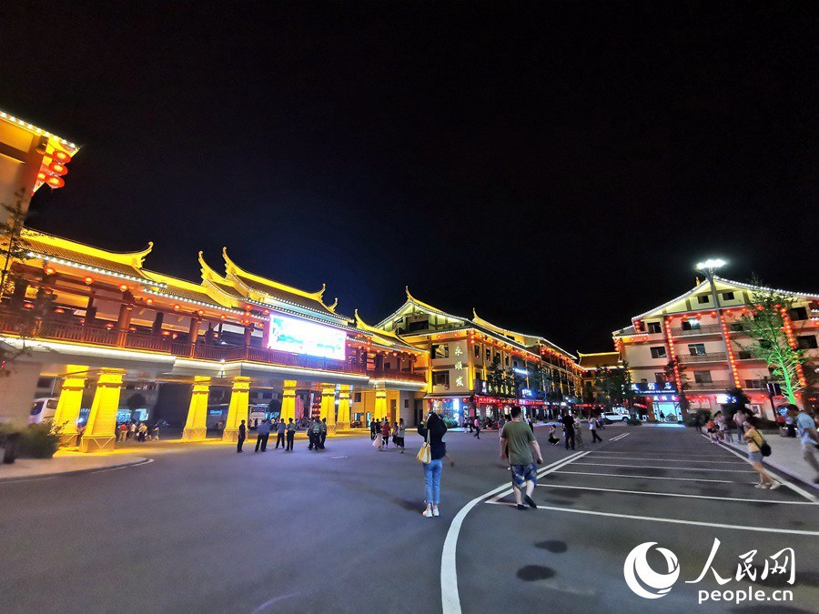 人民网泉州5月26日电 (苏海森)5月25日,"中国瓷都"福建德化县拉开2021