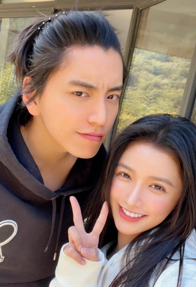 继王子文吴永恩后,又一对恋综"天花板"出现,街头亲吻太甜了|蔡卓宜|吴