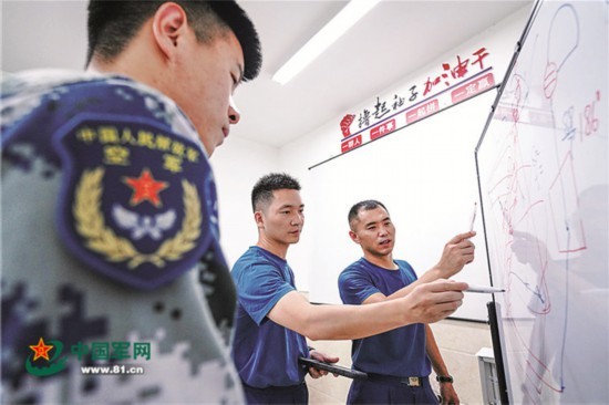 南部战区空军某基地开展实战化训练|雷鸣|飞行员_新浪新闻