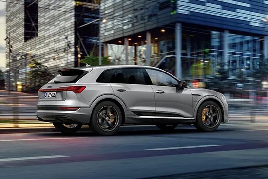 外观方面,奥迪e-tron s-line black edition采用了s-line运动套件