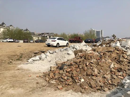 冯家府村的一处停车场堆放着建筑垃圾。人民网 李茹玉摄