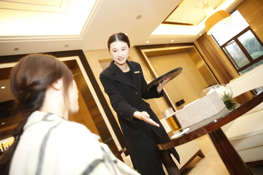 在商务写字楼板块,提供五星级酒店金钥匙客服,组建写字楼行政前台服务