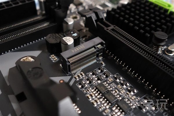 2固态硬盘了,所以艾尔莎ea a520m-e提供了一个可装22420/2280规格且