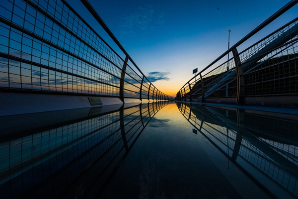 潭溪山高空玻璃桥,坐落于海拔700余米的崖壁上百米观光电梯,悬崖酒店