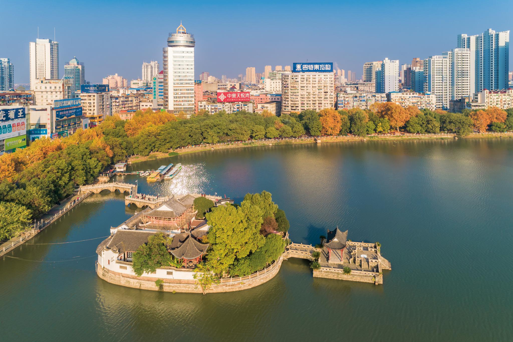甘棠湖北正对西门口,历来是九江城热闹的商业街市,不过湖中的烟水亭却