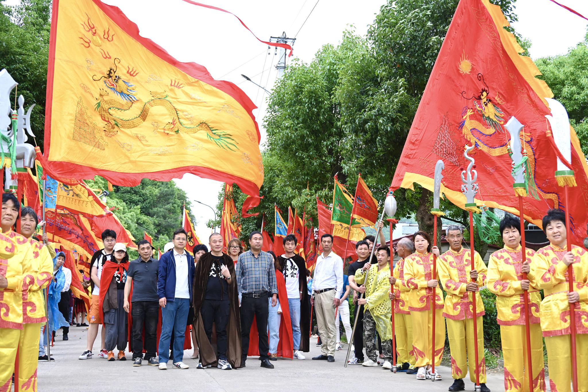 半副銮驾,八面大锣,罗伞掌扇,斗篷披风……5月26日上午,宁波宁海大佳