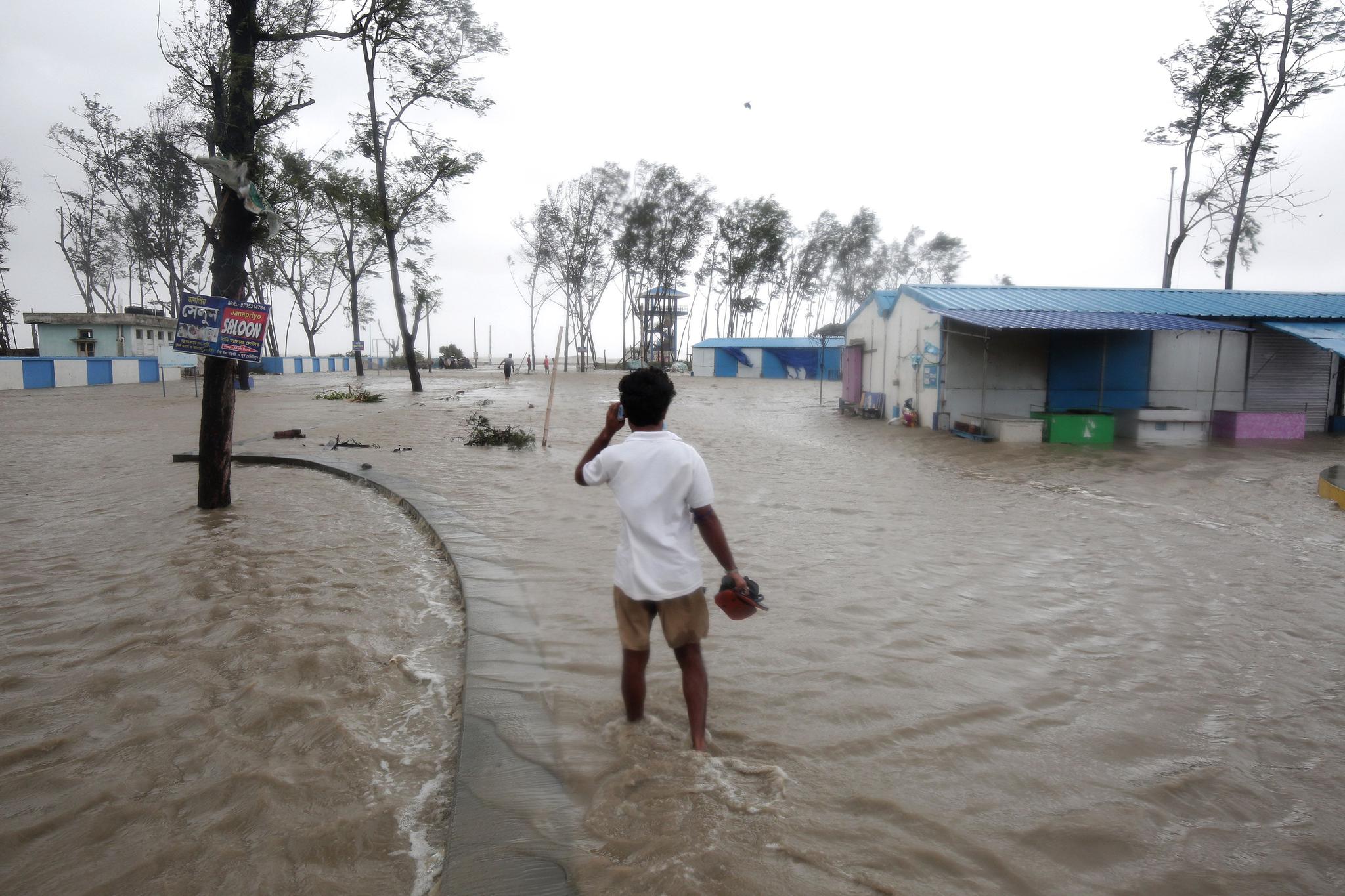 当地时间2021年5月26日，印度加尔各答南部，当地迎来热带气旋“亚斯”，街道遭水淹。/IC photo