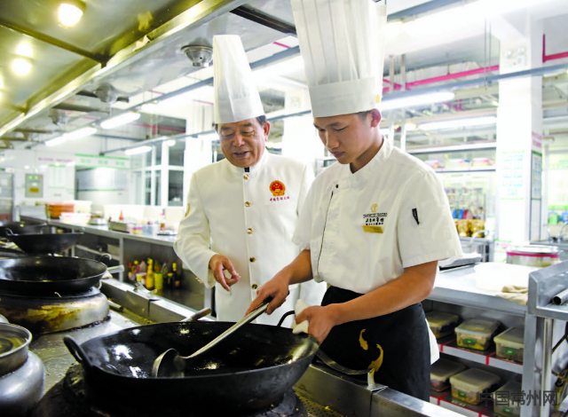 "鱼头大师"朱顺才收布依族小伙为徒