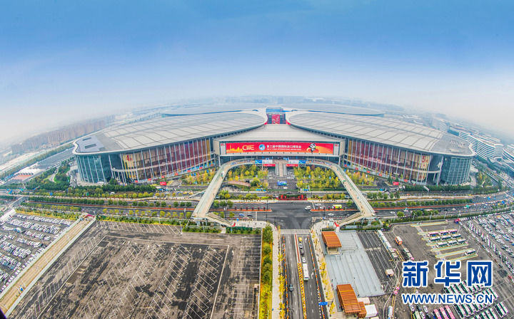 这是国家会展中心（上海）（2020年11月3日摄）。第三届中国国际进口博览会累计意向成交726.2亿美元，同比增长2.1%，交出了一份亮眼的成绩单。 新华社发（吴恺 摄）