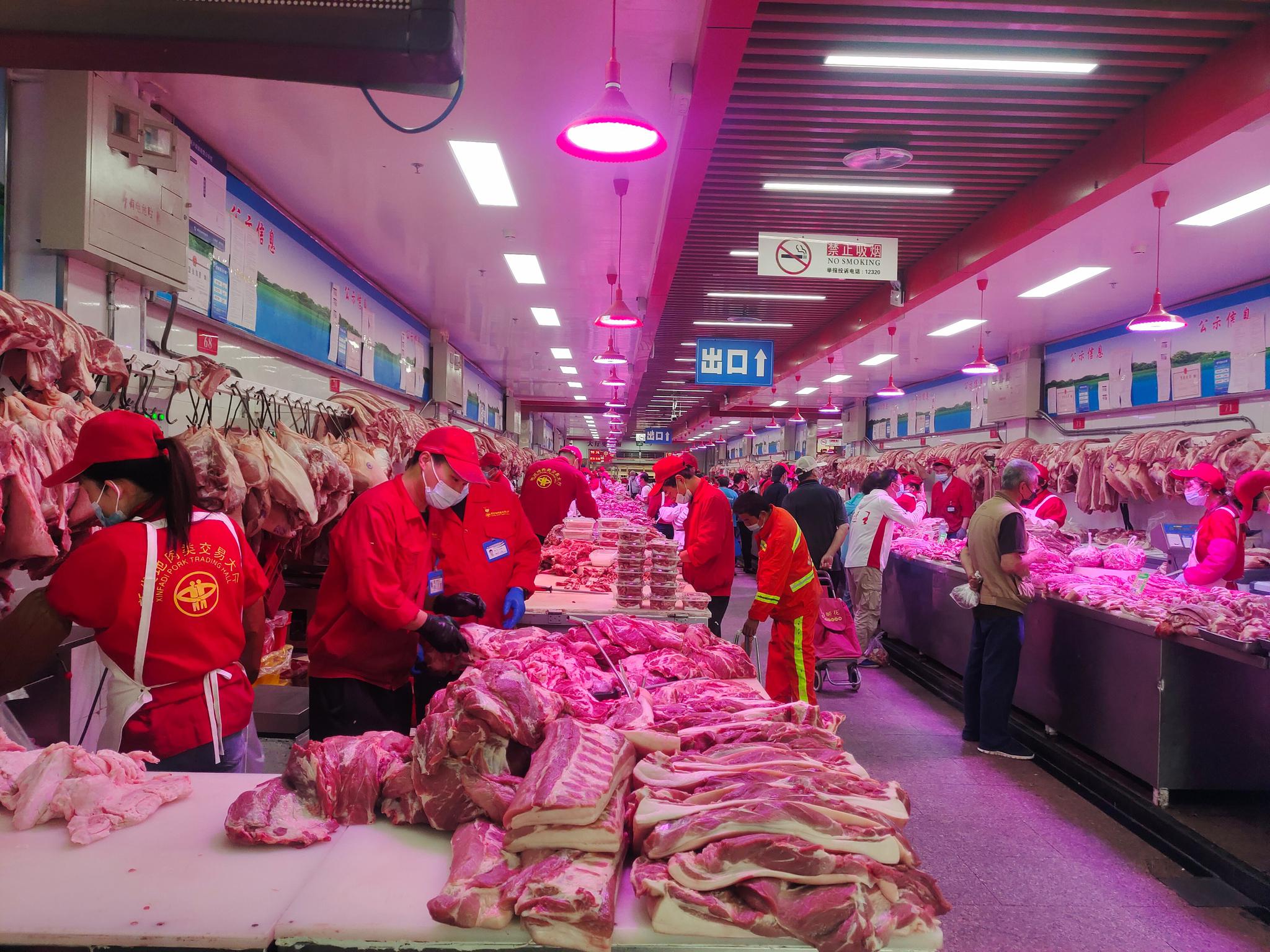 新发地市场肉菜水果量增价降预计六七月份猪肉价格稳中有降