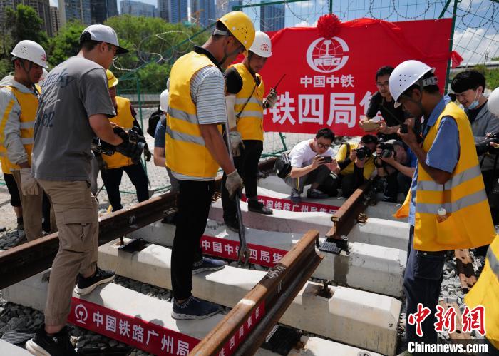 赣深高铁广东段铺轨至深圳北站 预计年底通车