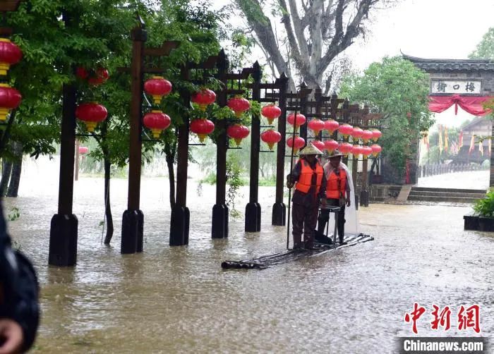 资料图：闽北持续强暴雨5月22日，福建省松溪县梅口埠竹排在运送物品。张丽君 摄