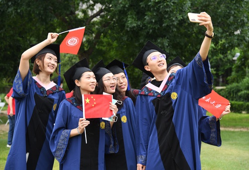 北京大学举行2020年毕业典礼。新华社记者任超摄