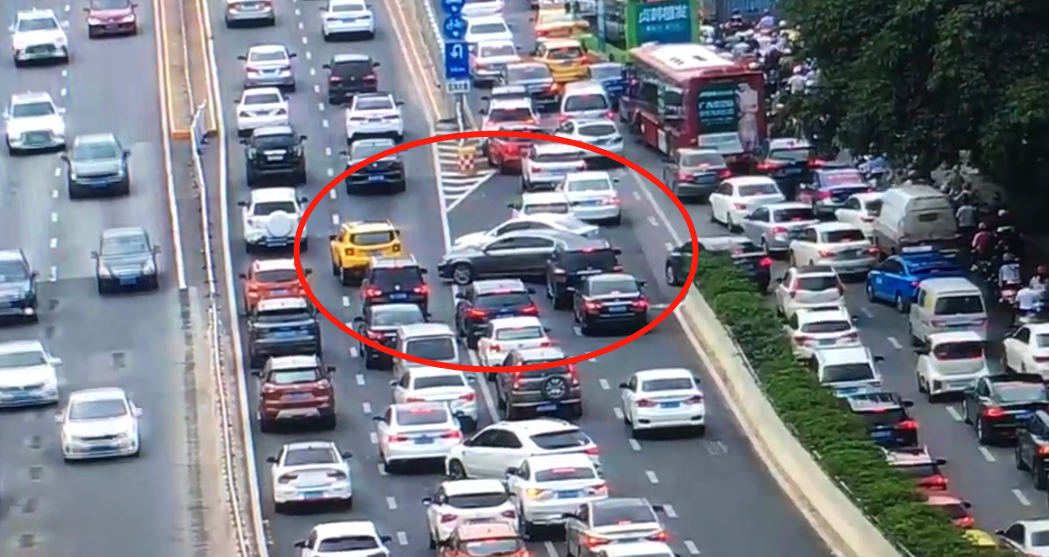 南宁这段路常有车辆加塞致后方拥堵严重交警部门出手加塞抓拍