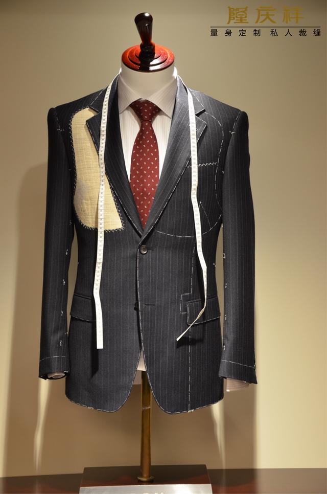 信仰的力量西装因笔挺而体面隆庆祥定制西装