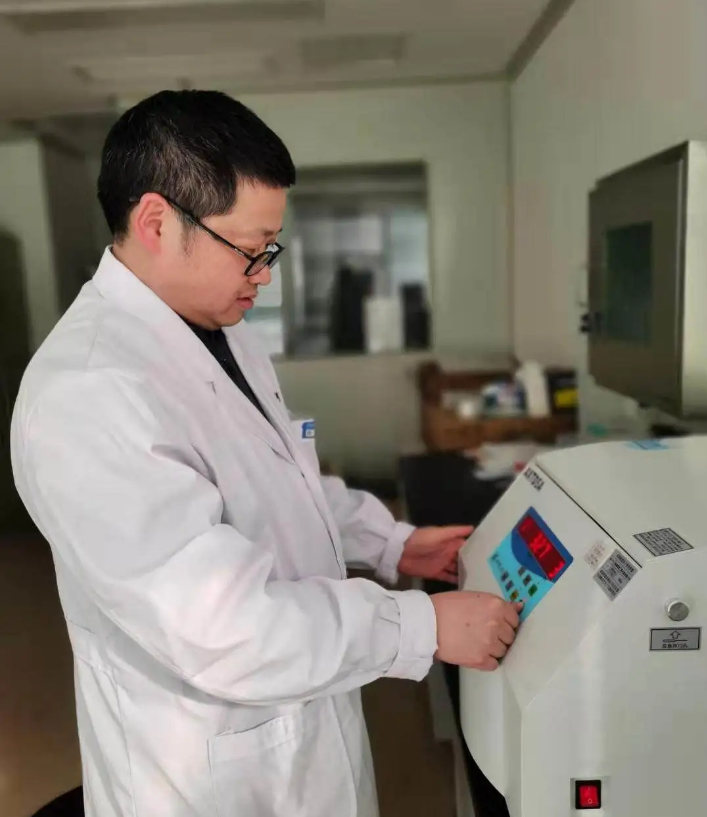 试试看的心态,住进了宁大附院消化内科,消化内科主任叶国良联合感染科