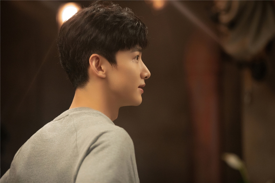 官微释出最新剧照,图中白敬亭灰色卫衣搭配牛仔裤少年感十足,沉迷游戏