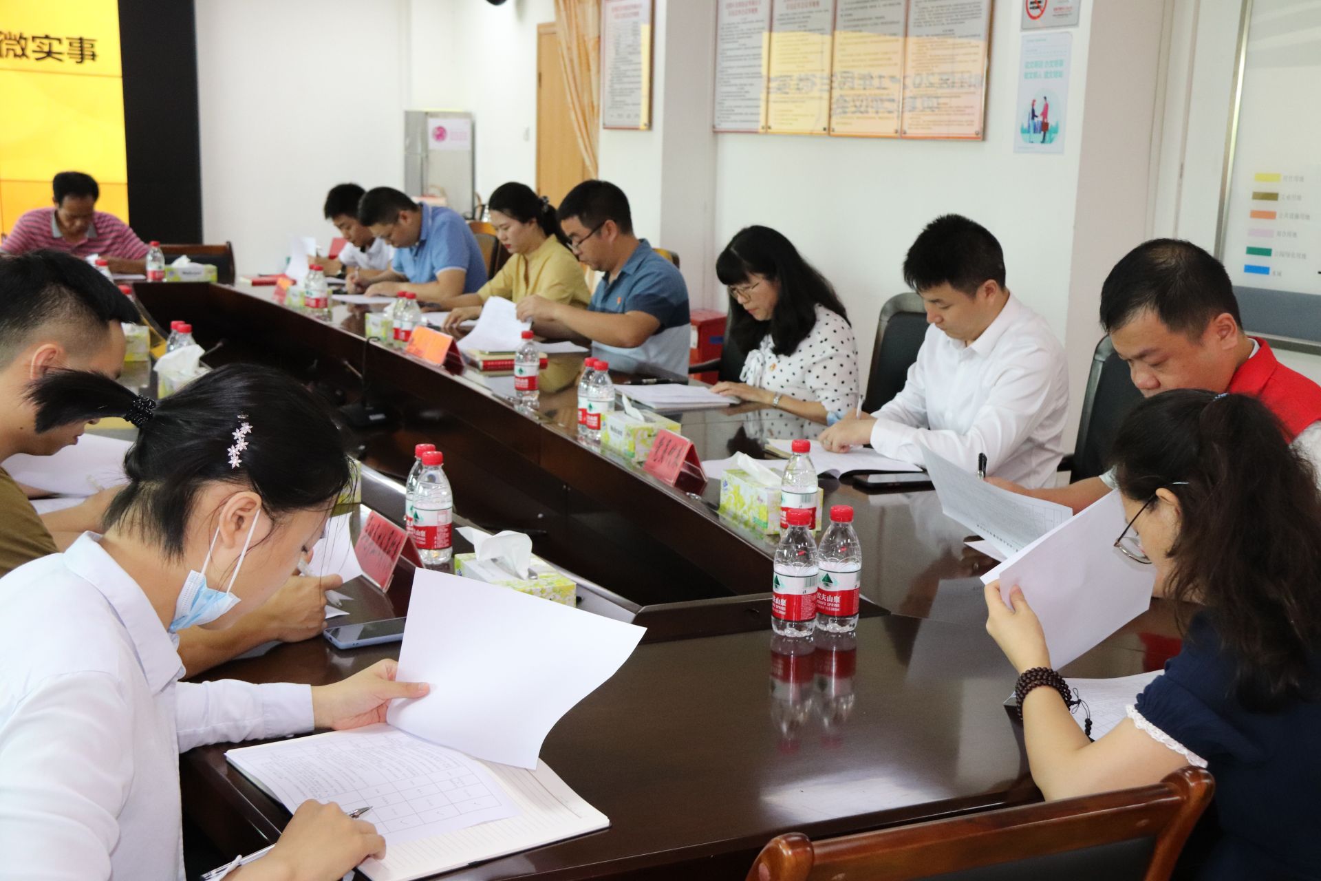 光明街道翠湖社区举行居民议事会共商民生微实事|群众|实事项目|共享者|评判者_新浪新闻