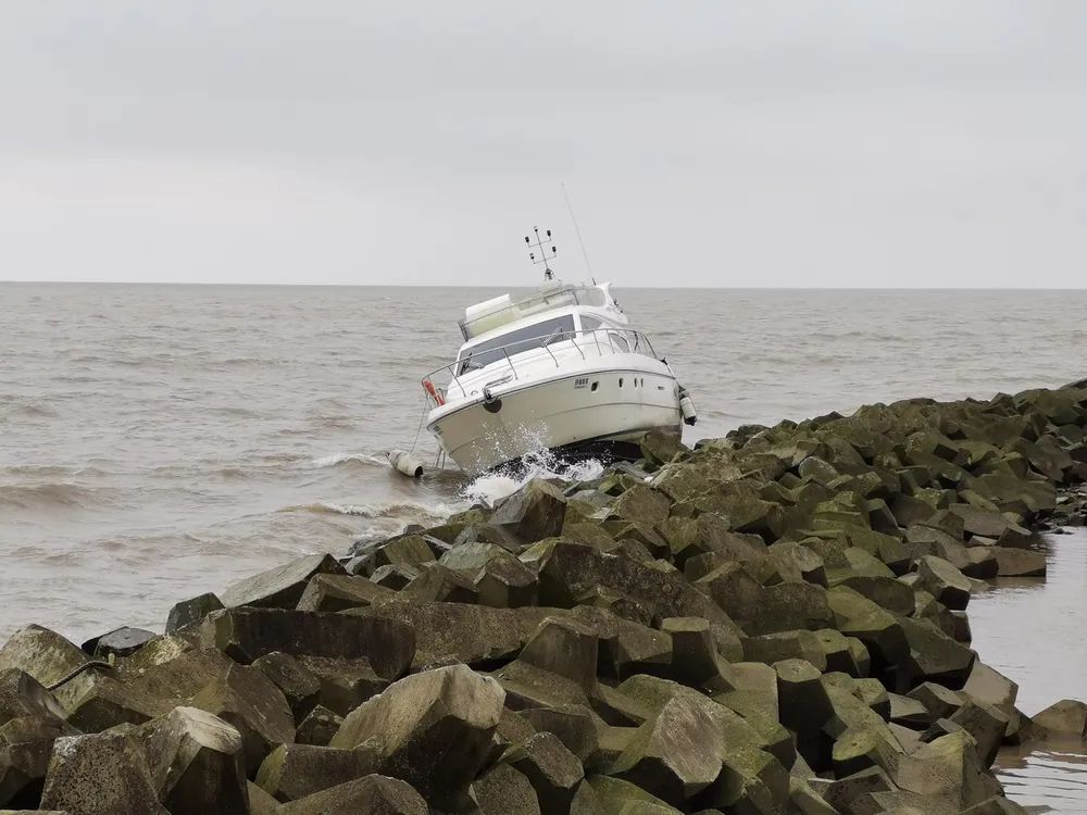 被发现搁浅在崇明区横沙岛北港防汛滩上的游艇.