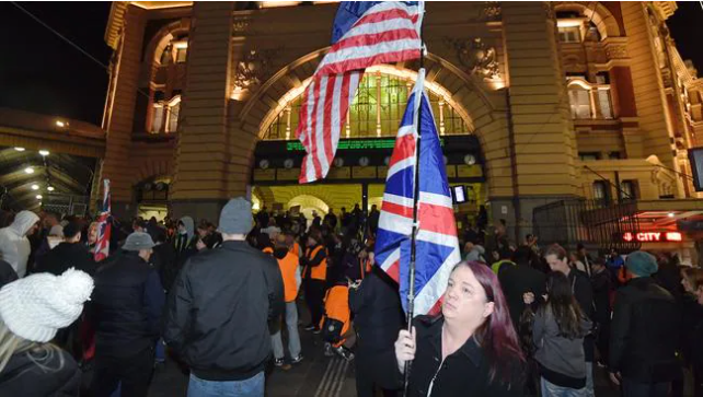 澳大利亚民众抗议"封城"：不满疫苗接种率 现场无人戴口罩休闲区蓝鸢梦想 - Www.slyday.coM