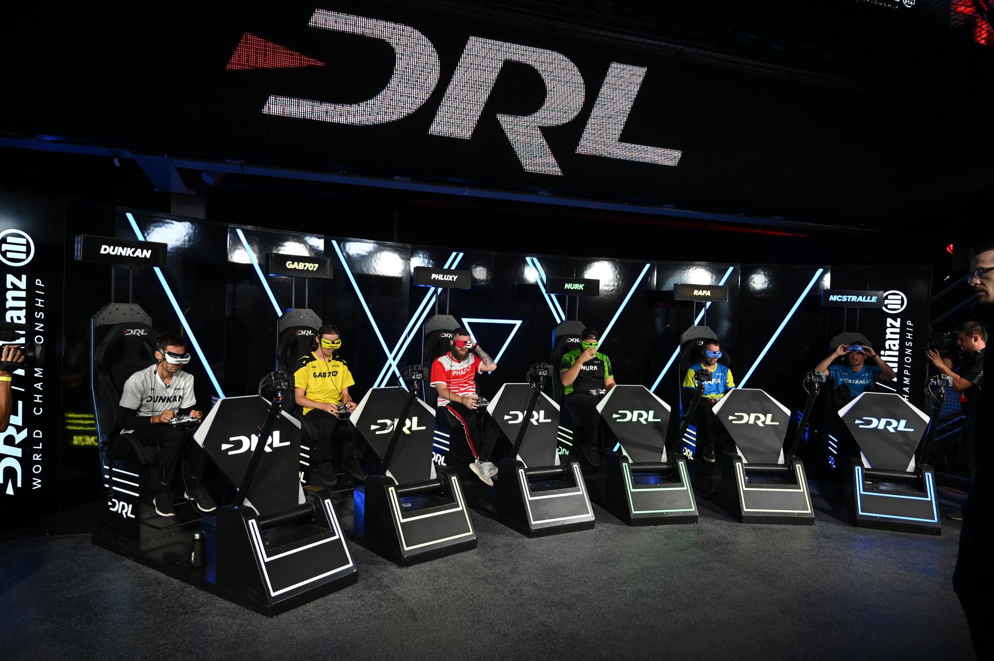 这是空中f1无人机竞速涌现中国职业选手拿年薪有奖金