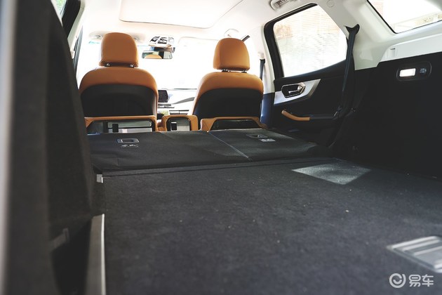 将北京x7的后排座椅完全放倒,可以获得很大很高的空间,而且地板几乎呈