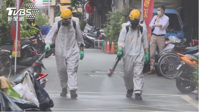 全岛各地都开始展开消毒。图自台湾“TVBS新闻网”