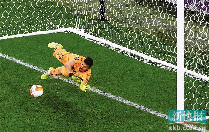 比利亚雷亚尔队守门员鲁利在点球大战中扑出点球.