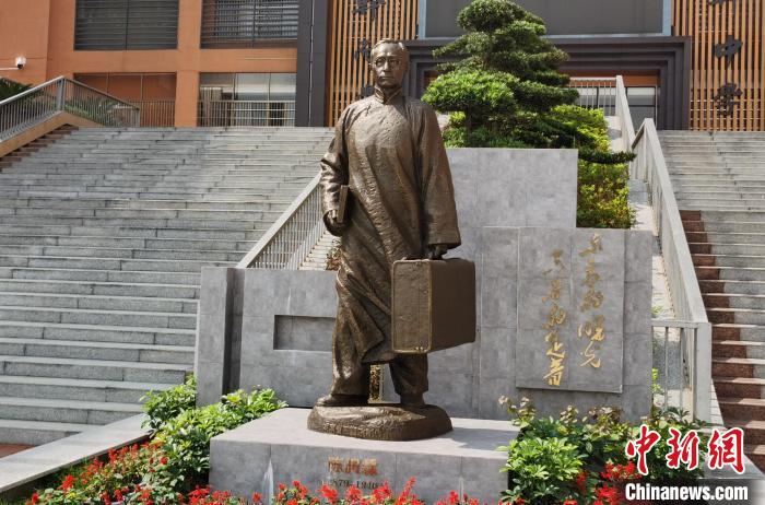 矗立在新化楚怡工业学校广场上的民国著名教育家陈润霖先生雕像.