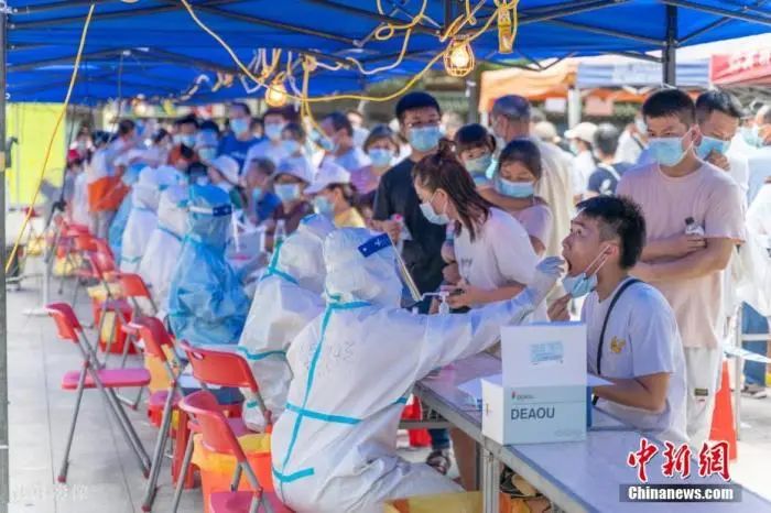 图为荔湾区冲口街道杏花社区核酸检测过程中，医护人员正在摊位上为群众检测核酸。图片来源：ICphoto