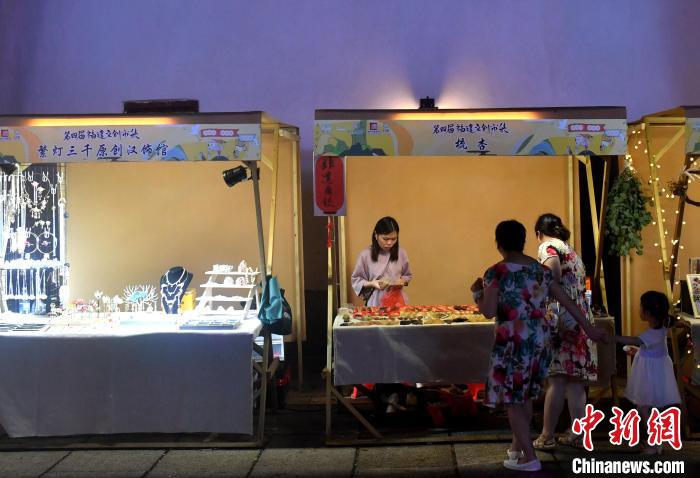 图为台湾纯手工宝石香皂吸引参观者. 吕明 摄图为市民参观文创集市.