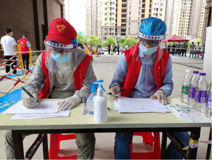 金安区局党员志愿者闻令而动积极协助开展主城区第四轮核酸检测工作
