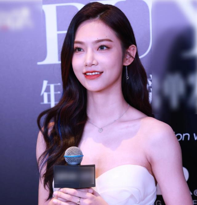 女星红毯比美张柏芝红裙显胖王霏霏仪态不佳唯独她惊艳全场