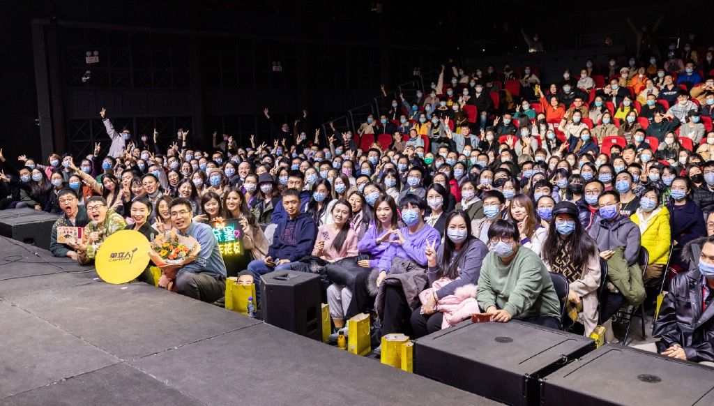 "80后,90后是线下脱口秀的核心观众,他们普遍受教育程度高,有一定的