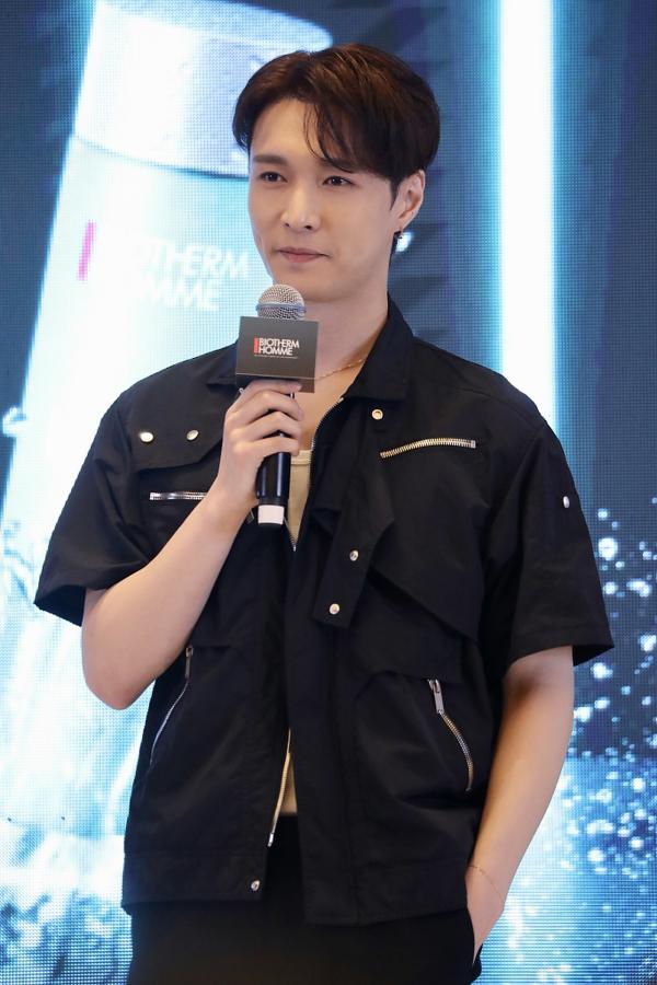 张艺兴酷帅亮相生图能打透露最近忙于公司事务