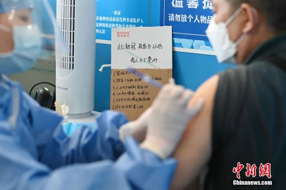 　5月27日，市民在广州市天河体育中心新冠疫苗临时接种点接种疫苗。中新社记者 陈楚红 摄　