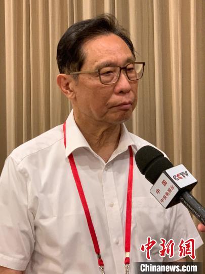 钟南山院士接受媒体采访 张亚雄 摄