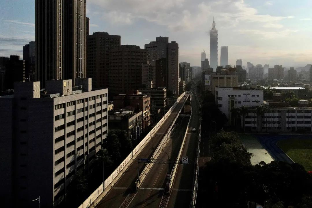2021年5月25日,台北市,航拍台北市冷清的公路(新华社)