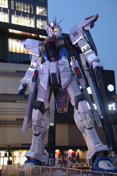 5月28日,在经历了一个多月的安装调试后,实物大自由高达立像正式揭幕