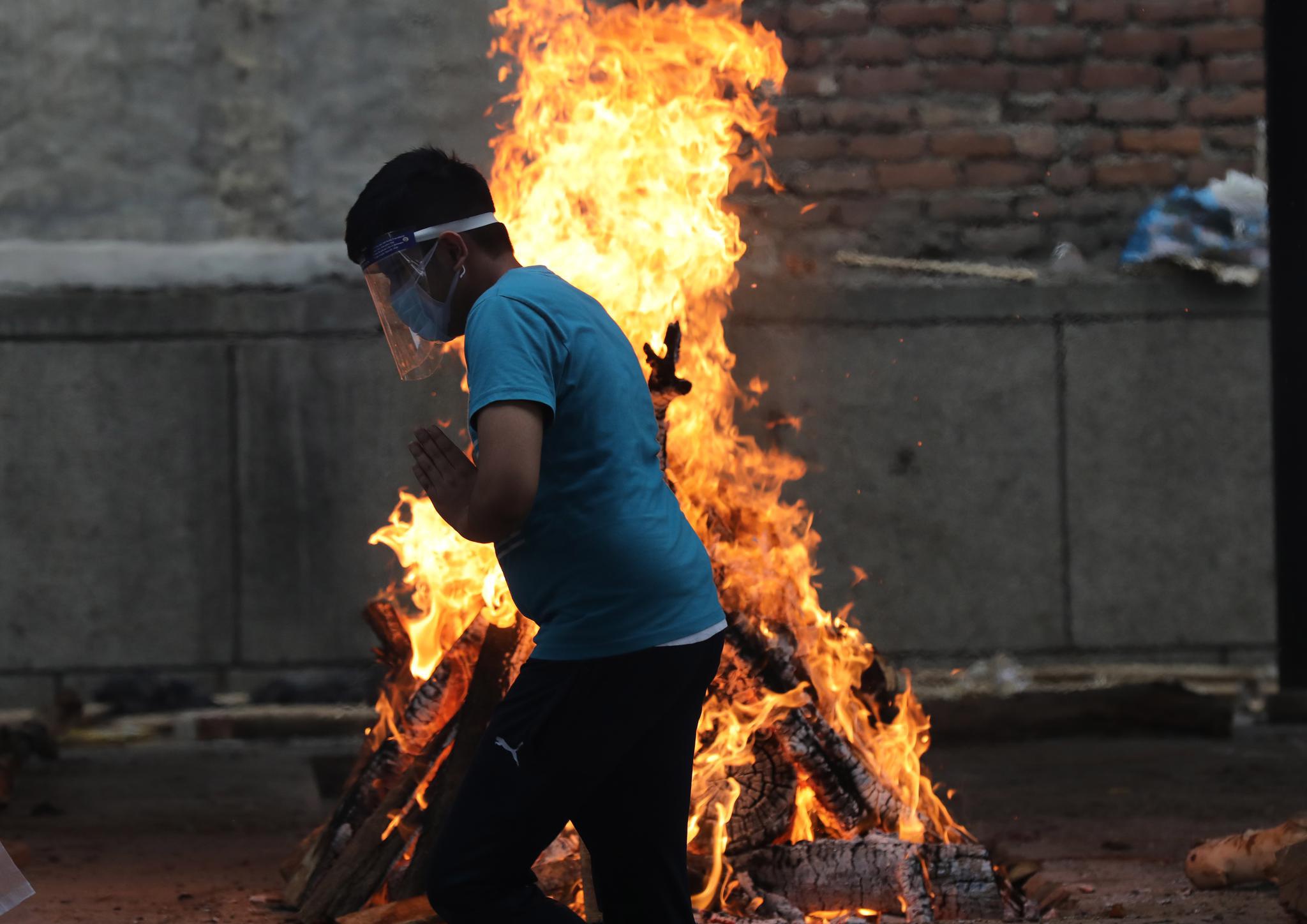 5月18日，印度新德里，火葬场火化新冠死难者遗体。 图自澎湃影像