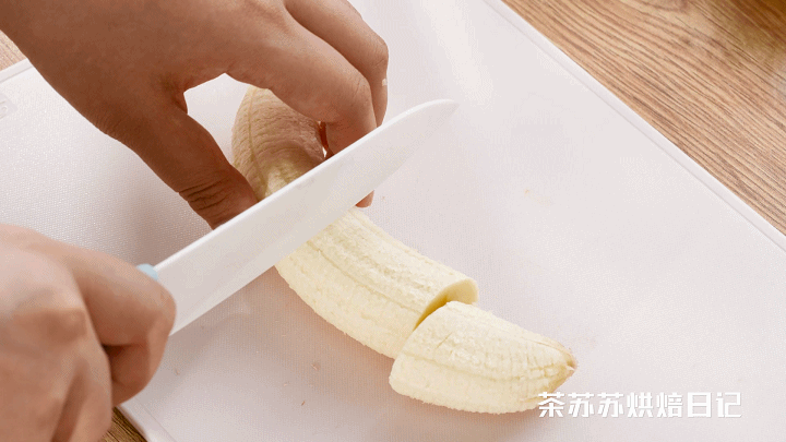 1,把4个草莓切成颗粒状,1根香蕉去皮切段,芒果切成块,取250g果肉.