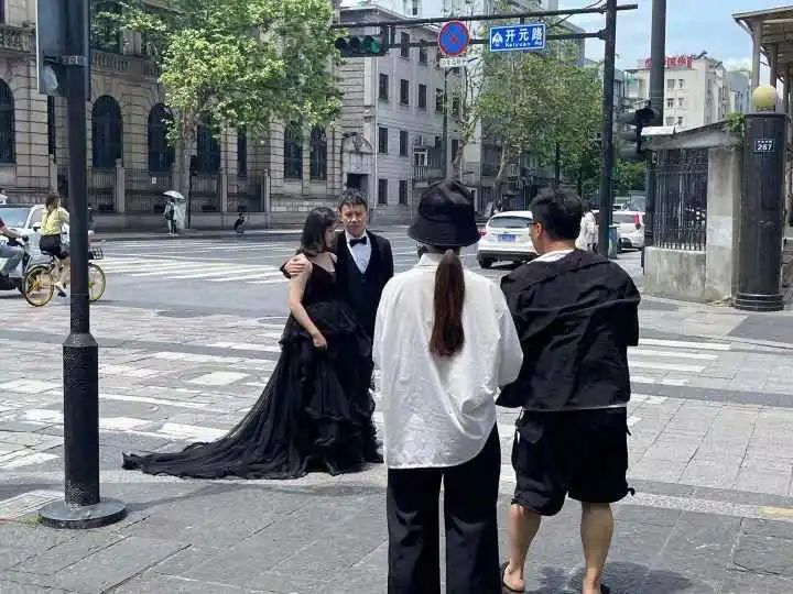 半小时内三对新人接连来这拍婚纱照，这个网红打卡点其实老杭州很熟悉休闲区蓝鸢梦想 - Www.slyday.coM