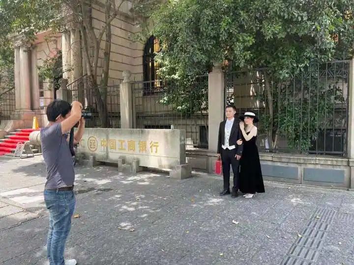 半小时内三对新人接连来这拍婚纱照，这个网红打卡点其实老杭州很熟悉休闲区蓝鸢梦想 - Www.slyday.coM