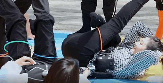 完成任务,在朝天式用脚勾圈的时候,因为一个猛然起身,其衣服瞬间滑落