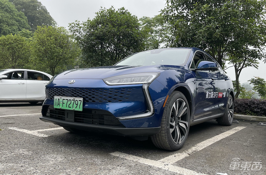 试驾华为版增程电动车:动力不输百万级跑车,华为音响上档次-新浪汽车