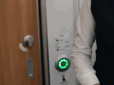 动车进站时能上厕所吗?自动门也要反锁!别怪我没提醒你
