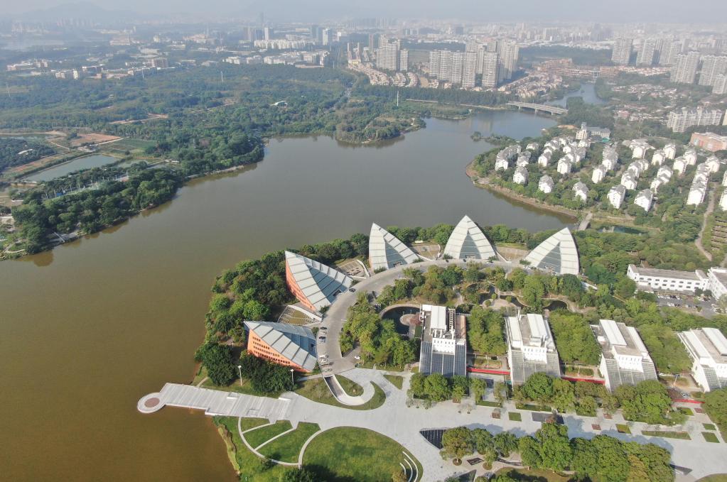 　　东莞松山湖风景。大湾区综合性国家科学中心先行启动区（松山湖科学城）2021年4月22日在广东省东莞市全面启动。新华社记者邓华摄