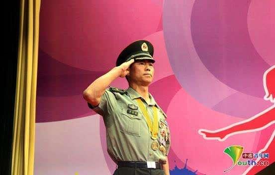 “英雄团长”祁发宝再次公开亮相：身着军装风采依旧，头上伤痕明显休闲区蓝鸢梦想 - Www.slyday.coM