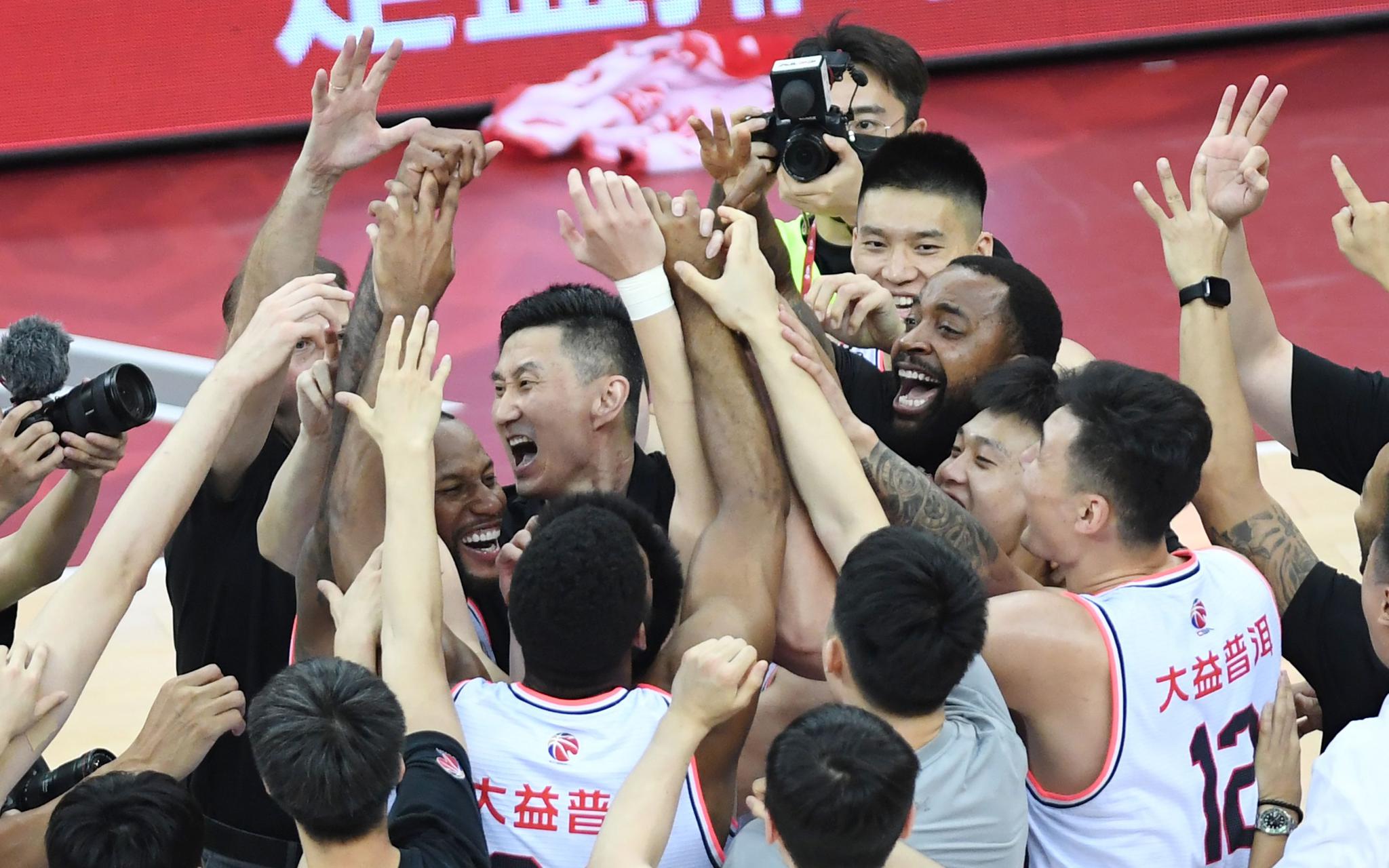 率广东队获3连冠,杜锋落泪"感谢这帮兄弟"